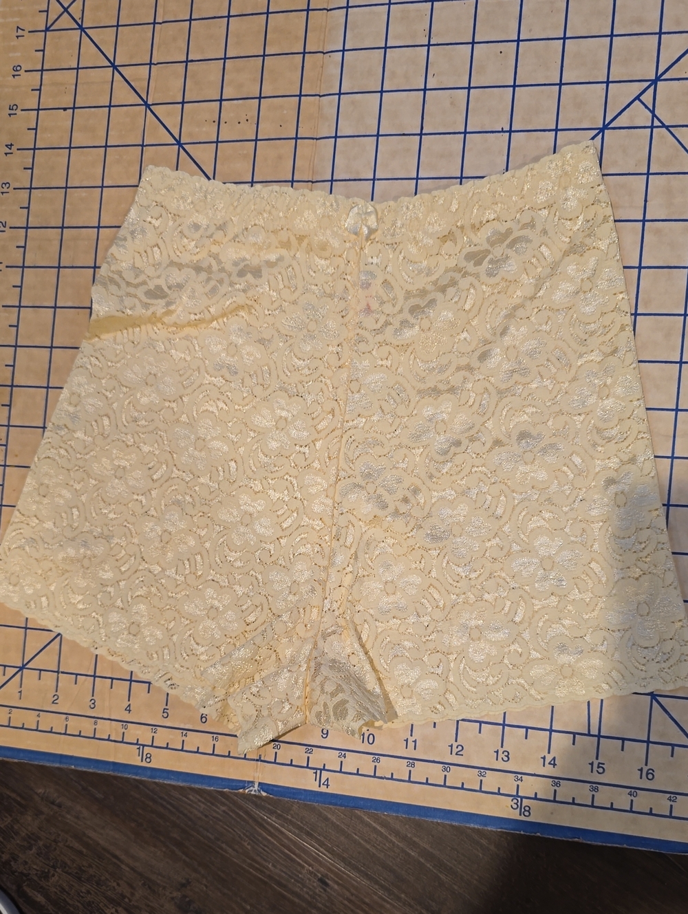 pale yellow stretch lace tap pants, sz "l", like new